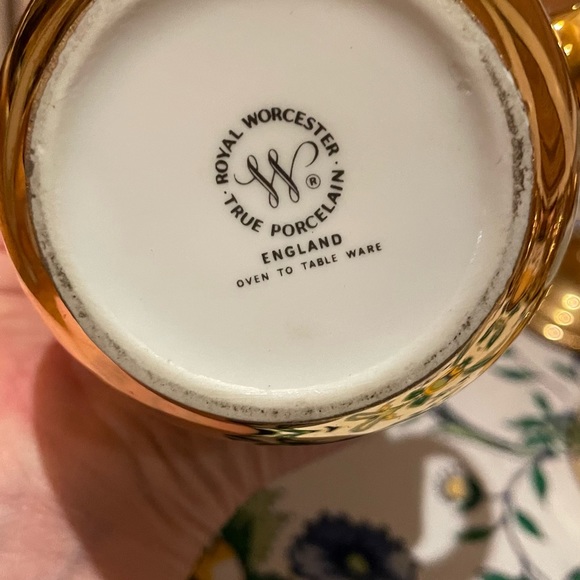 Beautiful gold sugar and creamer set by Royal Worchester. - Picture 4 of 4